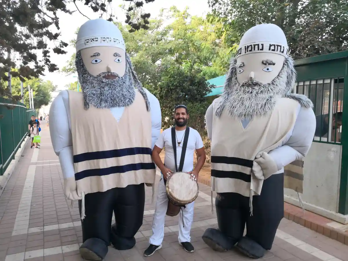בובות ענק על רחבת הריקודים